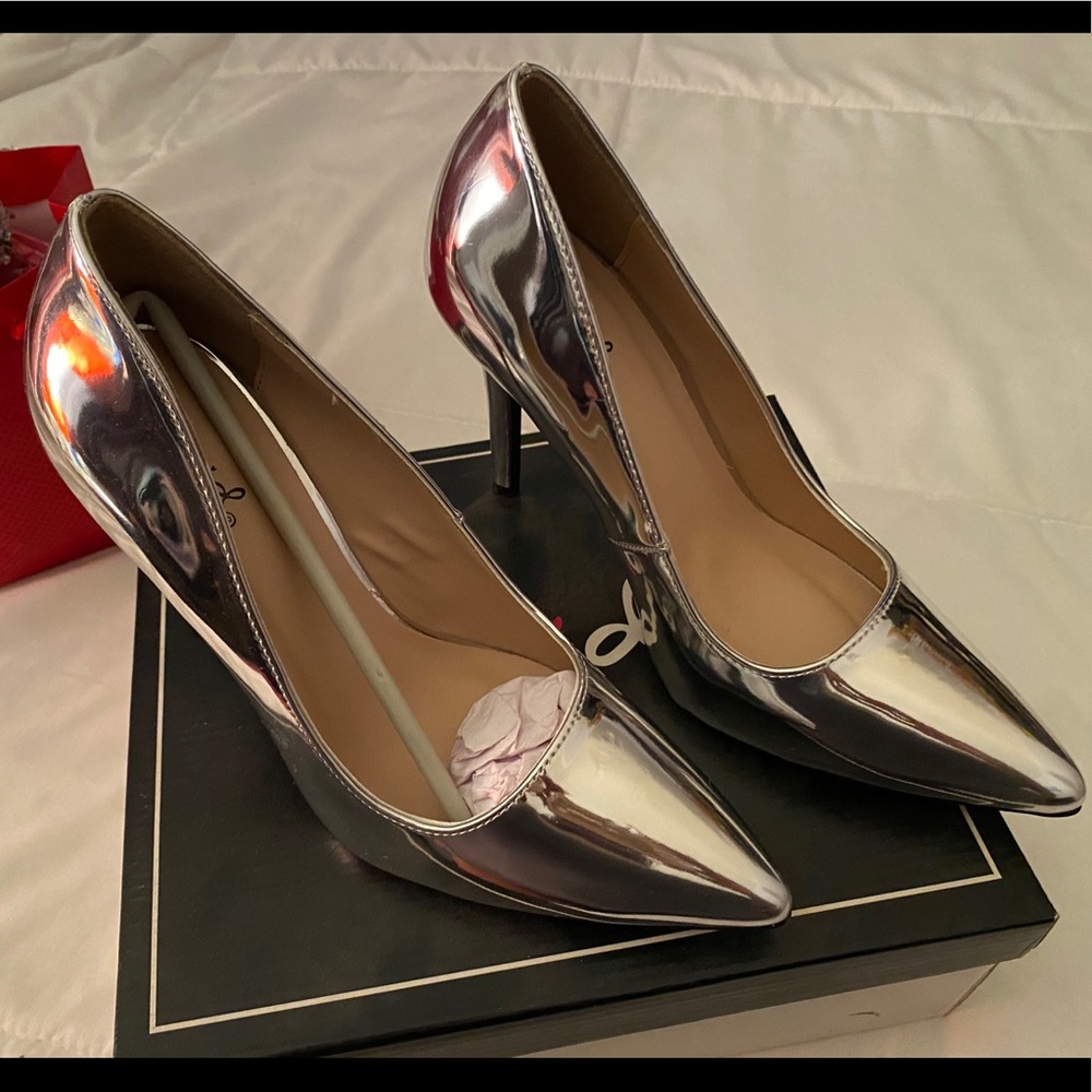 Metallic 3 1/2 inch heel pump